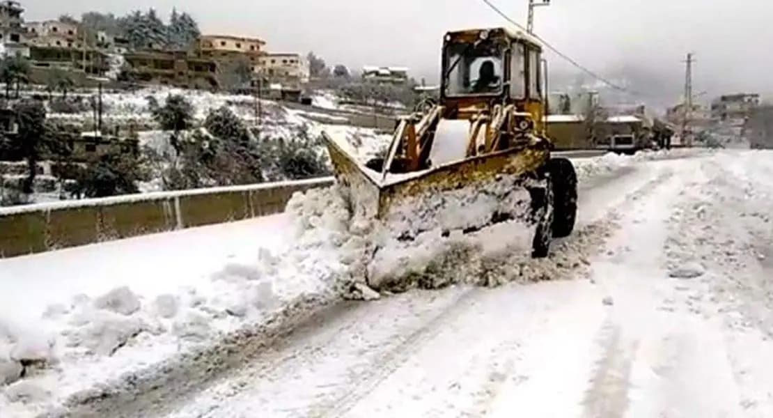 الثلوج تشل الحركة في الجبال.. إليكم الطرق المقطوعة