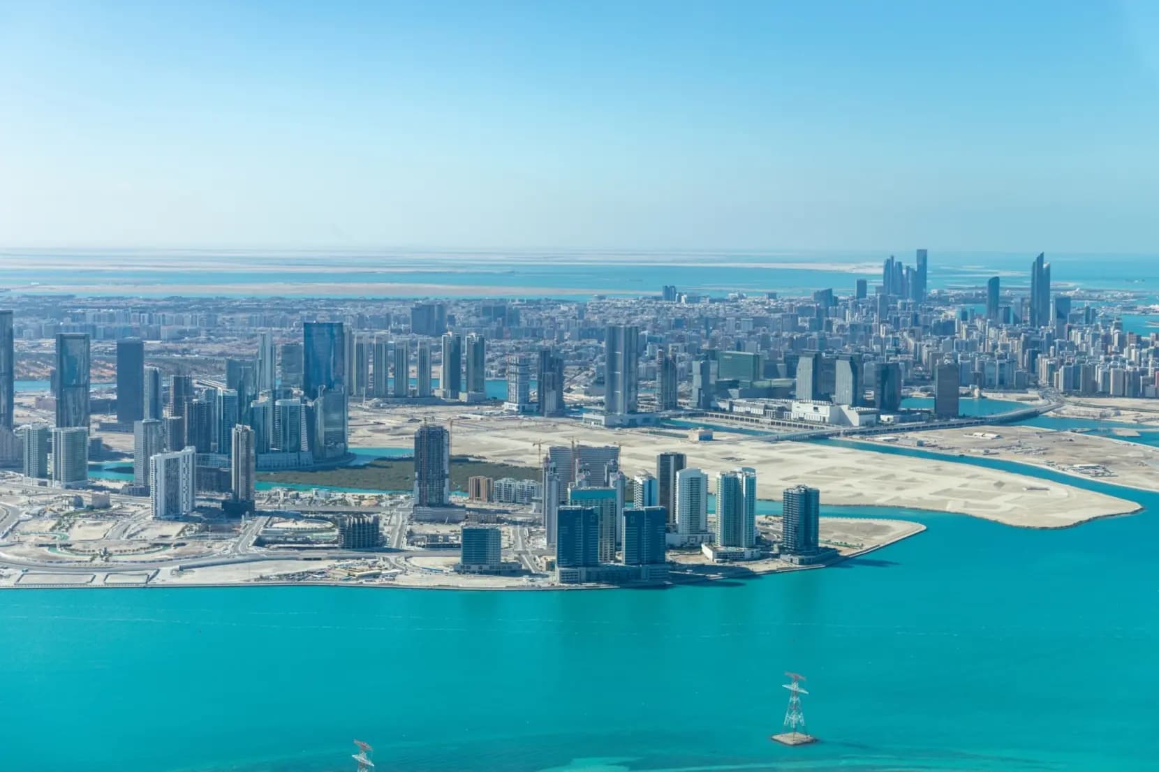 انفجـ.ـارات وصفارات إنذار في الخليج