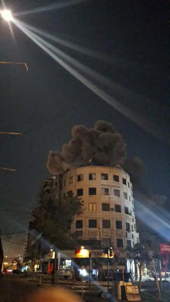 "ستستمران في البث".. الحزب يدين العدوان على "النور" و"المنار"