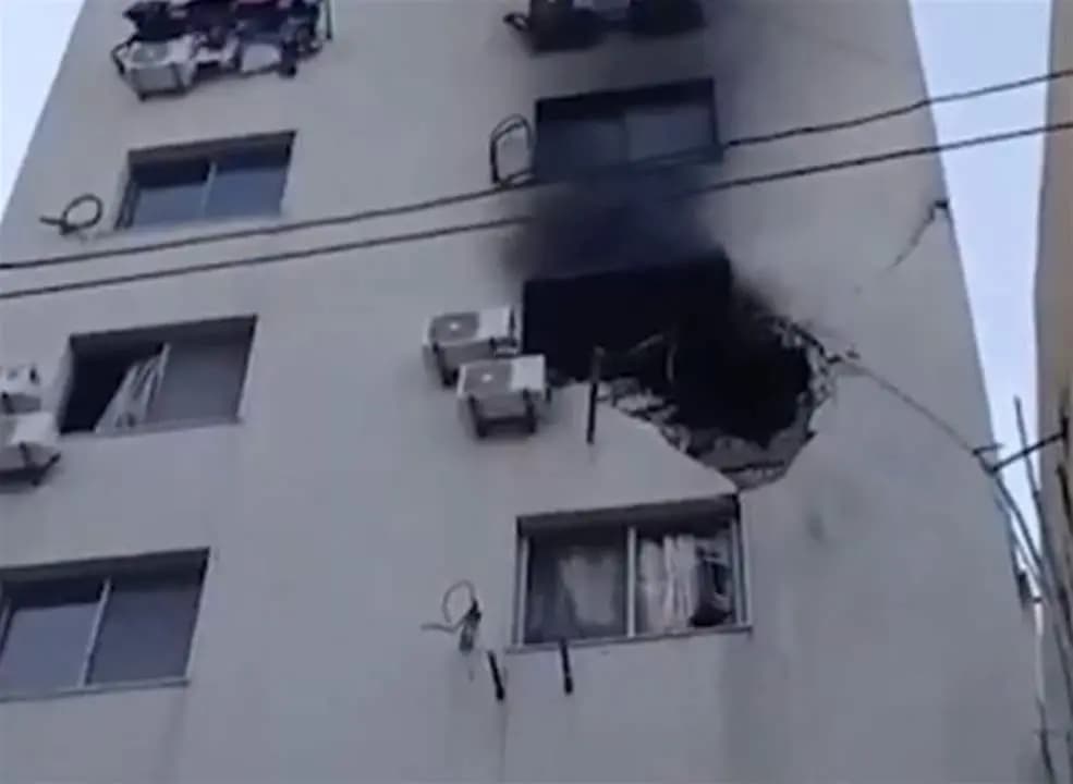 فجرًا.. العـ.ـدو يستهدف برج حمود