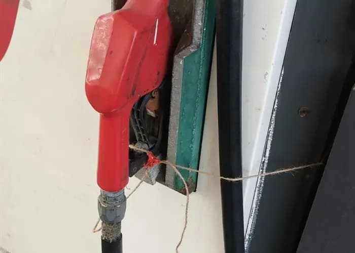 بالشمع الأحمر.. إقفال عدّاد بنزين مغشوش في صيدا