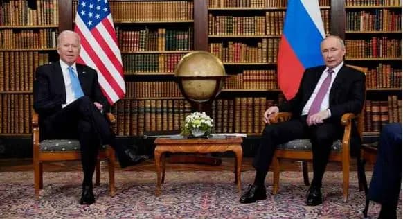 بايدن لبوتين: أميركا وحلفاؤها سيردّون بحزم ويفرضون تكاليف باهظة وفورية على روسيا إذا غزت أوكرانيا