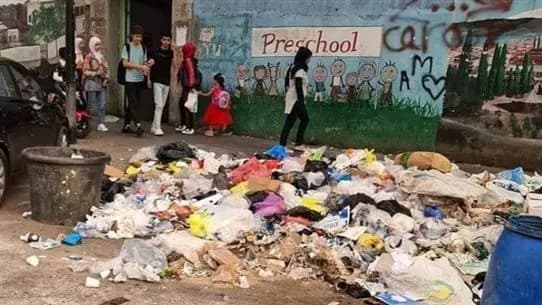 نفايات أمام المدارس .. و"وزير البيئة" يتحرّك!