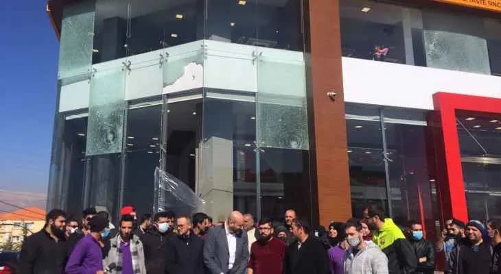 قطع طريق رياق بعلبك احتجاجاً على تعرض مطعم لإطلاق نار