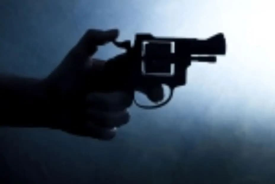 ملثمون أطلقوا النار على رجل وابنه في زحلة