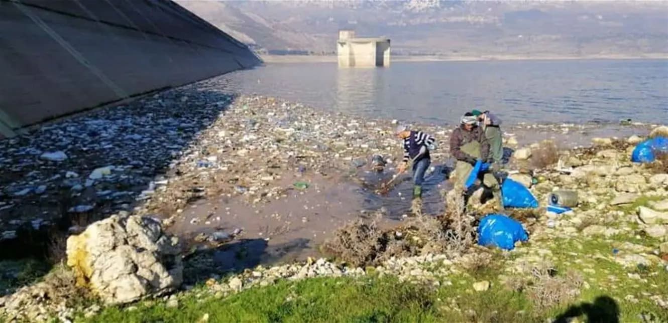 أطنان من النفايات في بحيرة القرعون