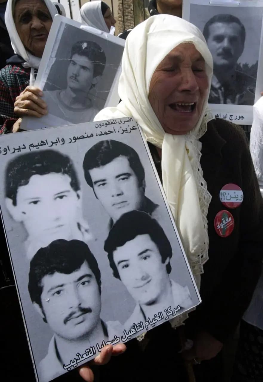 طوَت ٤٠ عامًا من رحلةِ الدموعِ والانتظار المُوجِع... "أم عزيز" أيقونةُ المعذبين على هذه الأرض..!