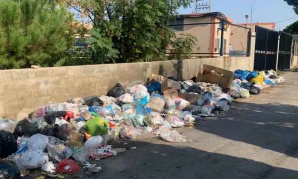 كارثة صحية وبيئية تهدد الدوير الجنوبية جراء تكدس النفايات بمحاذاة البئر الارتوازية في البلدة