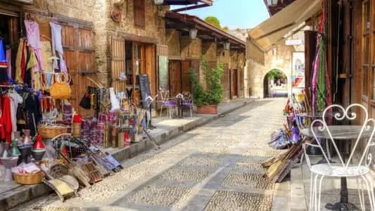 بلديّةُ جبيل تُضيءُ شارعَ السّوق التّجاريّ