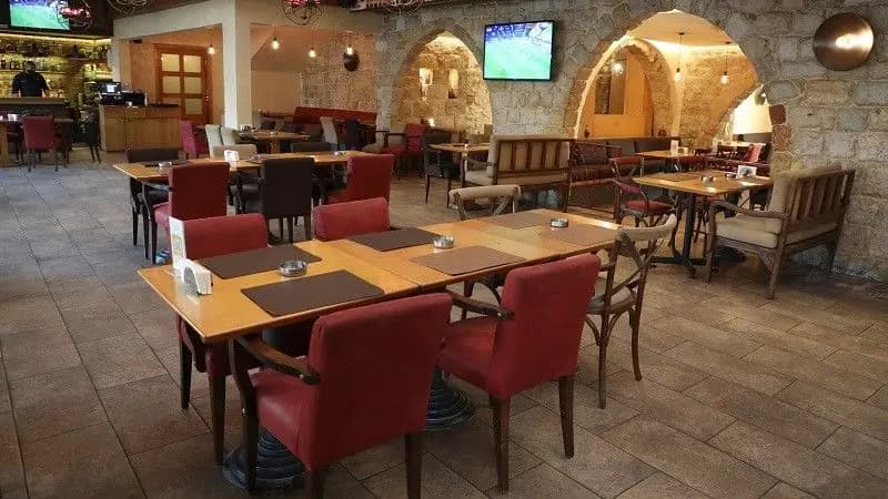 المقاهي الشعبيةُ تعودُ إلى الواجهة: هل أصبحَ ارتيادُ المطاعم مظهرًا طبقياً؟