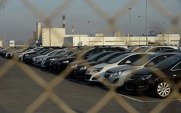 بعد الدولار الجمركي وبانتظار موازنة 2023.. "كارثة" تهدّد قطاع السيارات