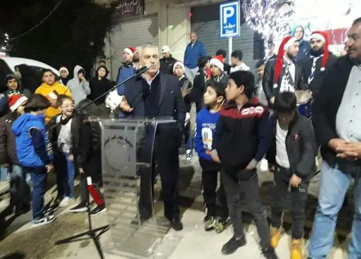 قب الياس تضيء شجرة الميلاد!