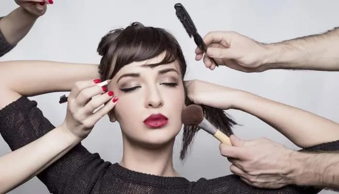 صالوناتُ التّجميلِ في موسم الأعياد: ارتفاعٌ جنونيٌّ وعلى عينك يا تاجر....!