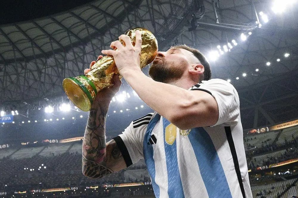 "ليونيل ميسي": من طفولةٍ قاسيةٍ إلى أسطورة في التاريخ المُعاصر...!