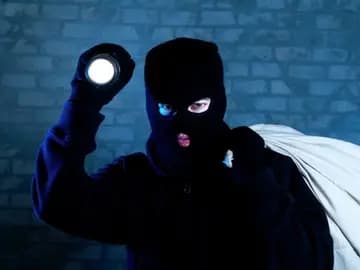 وتيرةُ الانهيار في تصاعدٍ كارثيّ.. هل تطيحُ السرقاتُ بالأمن الاجتماعي؟