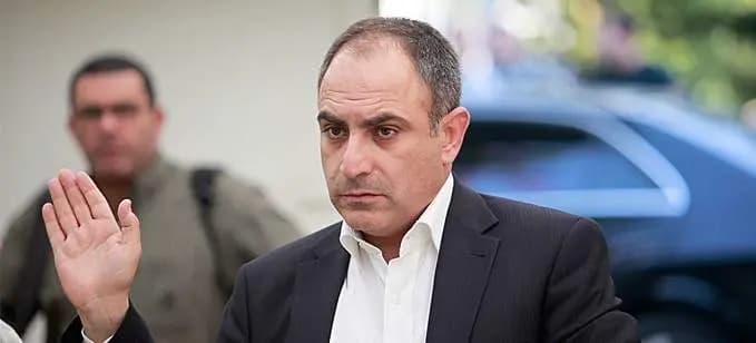 أسود عن العقوبات الأميركية: "عندي كم عنزة وشوية شجر خليهُم ياخدوهم"