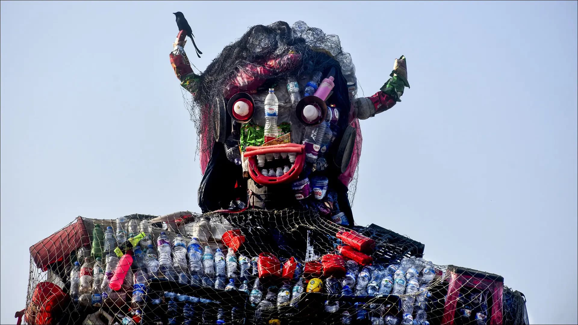 وحش النفايات في بنغلاديش!