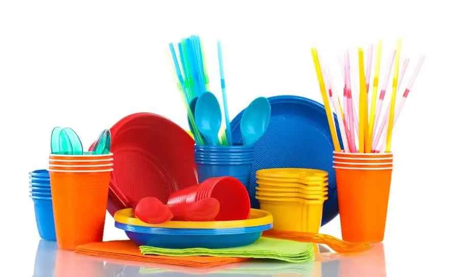 قرارٌ بيئيٌ جريءٌ: بريطانيا تمنع استعمال الأواني البلاستيكيّة