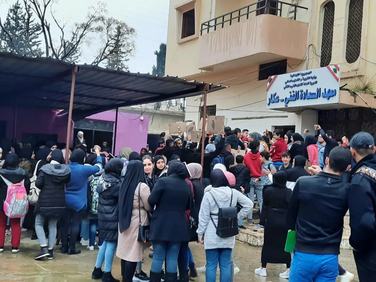 اعتصام لطلاب التعليم المهني والتقني وأهاليهم في محافظة عكار رفضا لرفع رسوم طلبات الترشيح للشهادات لهذا العام