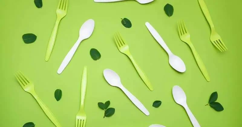 حظر أدوات المائدة البلاستيكية في بريطانيا