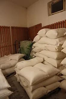 الأجهزة الأمنية تداهم مستودعات الطحين