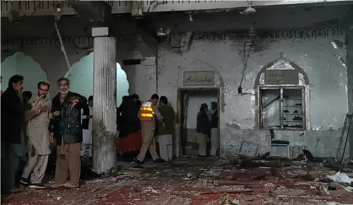 هجوم انتحاري على مسجد في بيشاور ،يقضي بحياة 62 شخص