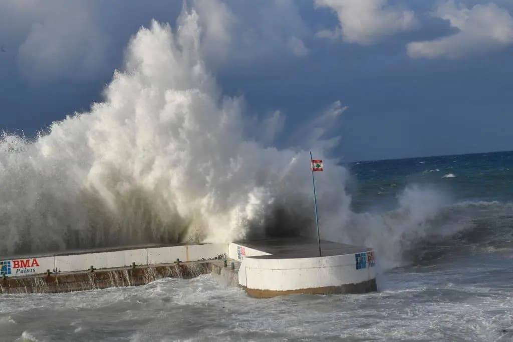 بالصّور: العاصفةُ من كورنيشِ عين المريّسة كما لم ترونها سابقًا!