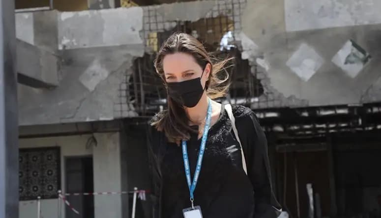 المبعوثة الخاصة لمفوضية اللاجئين أنجلينا جولي تصل إلى اليمن للقاء العائلات النازحة