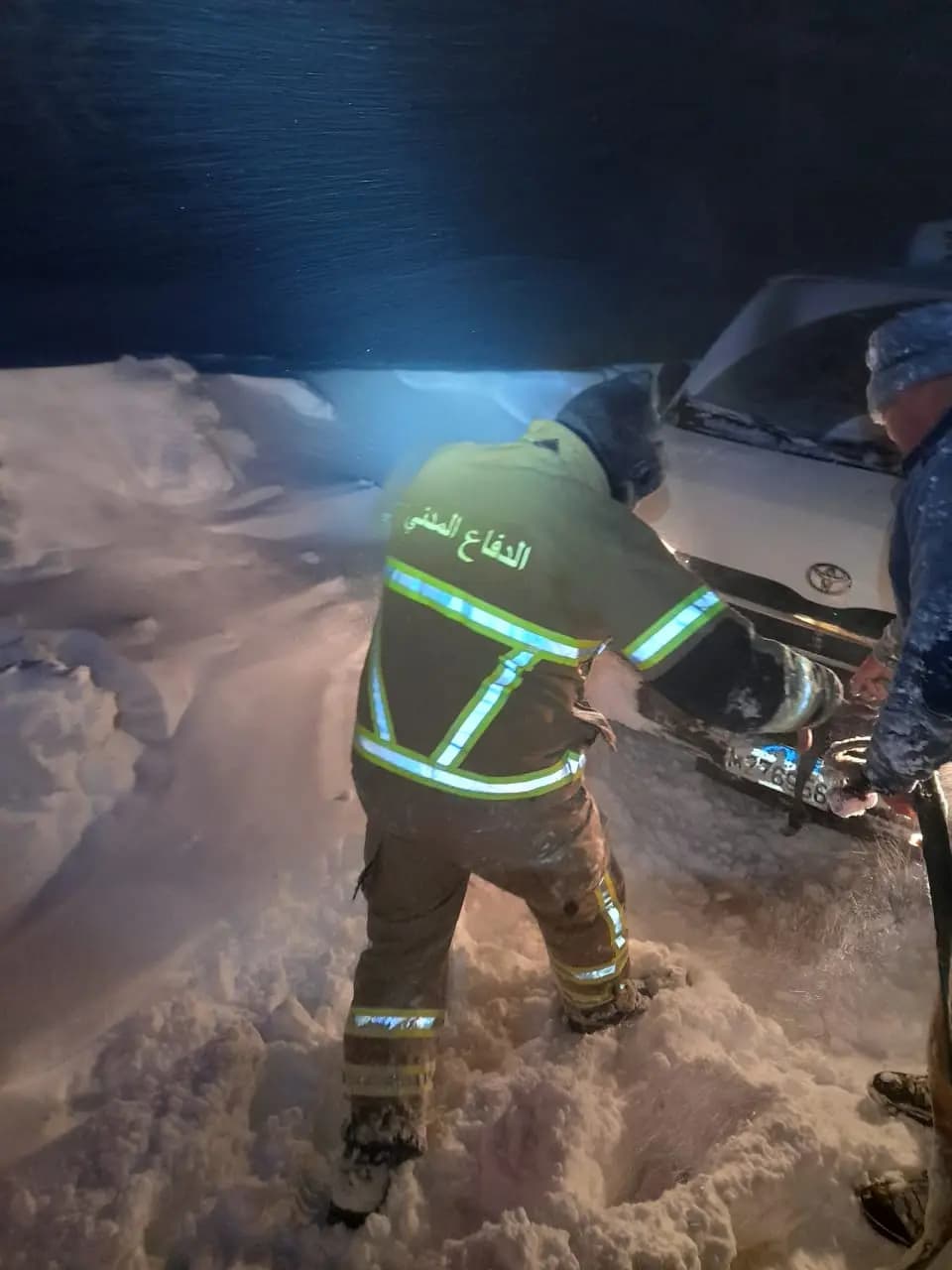 انقاذ مواطنين على طريق ترشيش بسبب تراكم الثلوج