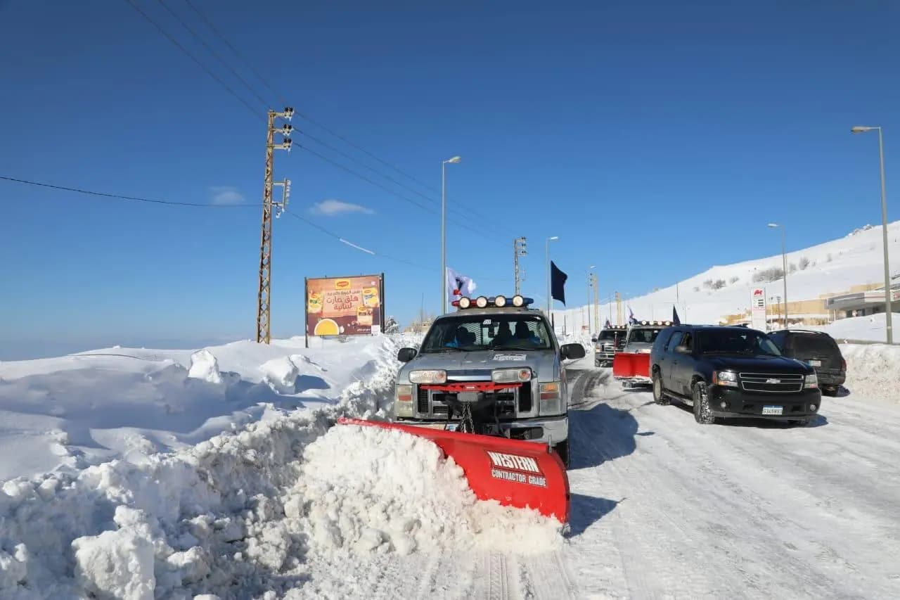 فوج الثلوج في مؤسسات الغد الأفضل يعمل على فتح طريق ضهر البيدر