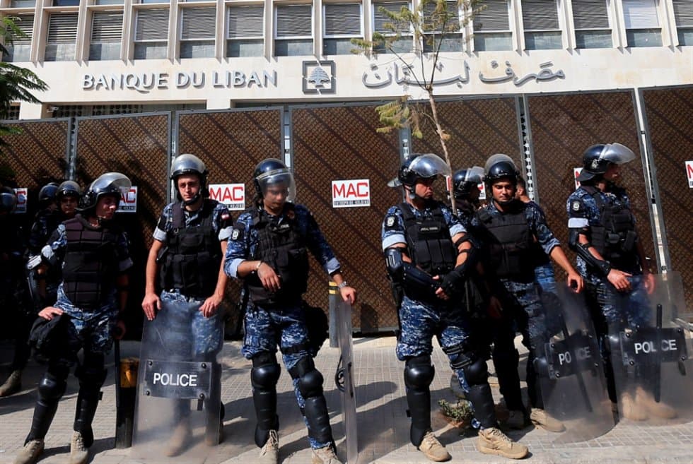 الانهيار يتسارع والمصارف ترفض طلبات بسحب 7 مليارات دولار إلى الخارج: هل يتمّ تشريع منع تحويل الأموال؟