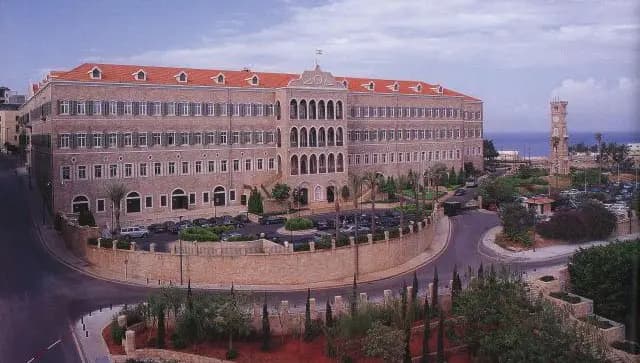بالصور.. الأعلام منكسة في السراي و بعبدا