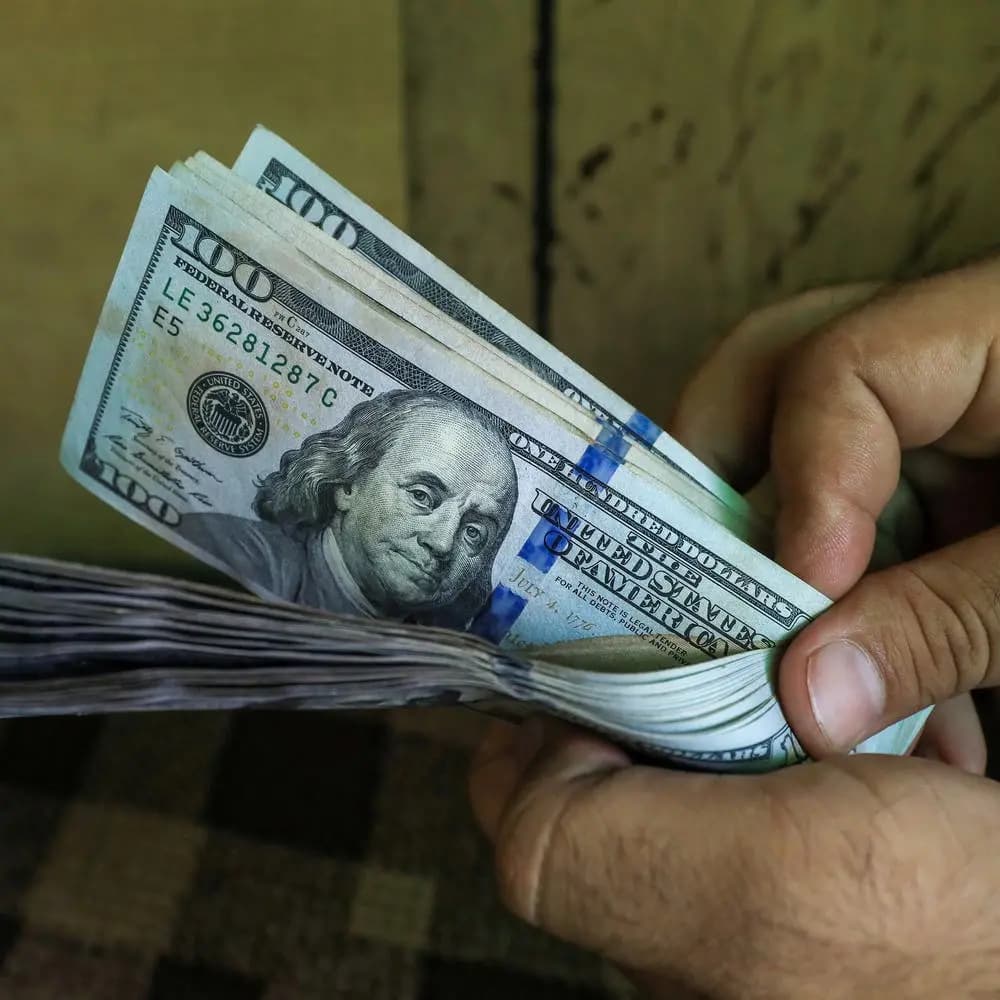 سرق أكثر من ألف دولار من مكان عمله... وهذا مصيره!