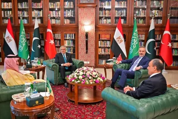 لاحتواء الأزمة وتعزيز الاستقرار.. مباحثات دبلوماسية في إسلام آباد