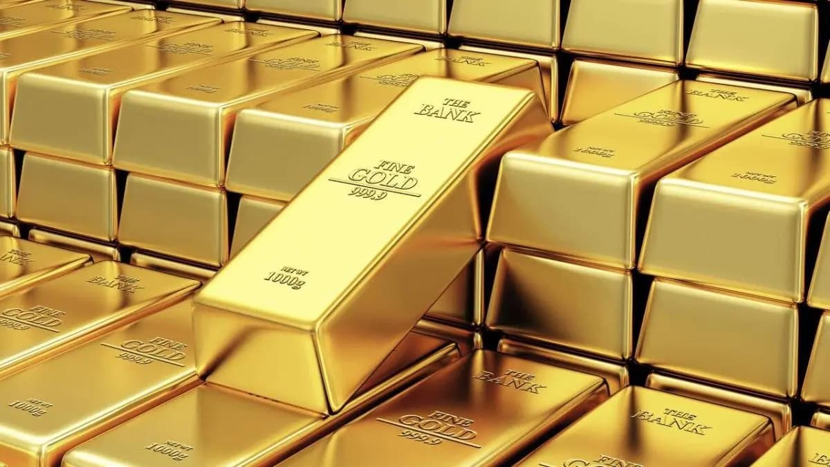 الذهب يتراجع.. ويتجه لتسجيل خسارة شهرية