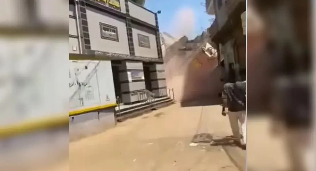 ثوانٍ بعد صلاة الجمعة.. منزل ينهار فوق مسجد في مصر!