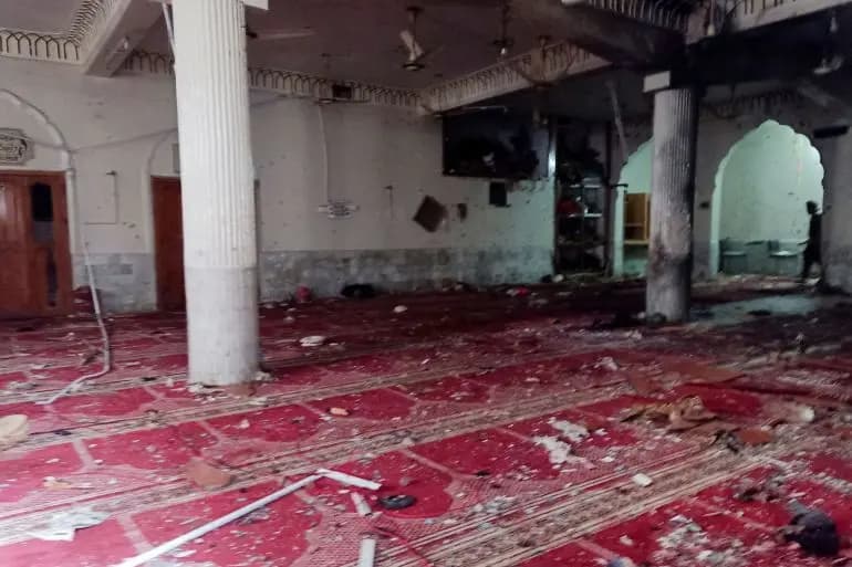 في باكستان.. عشرات القتلى والجرحى في انفجار داخل مسجد للشرطة