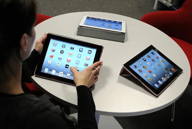التعليم في لبنان.. هل يجب منع الطلاب عن الـ iPad؟