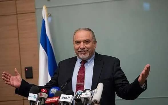 "بيبي يخسر وفي حالة هستيريا".. ليبرمان: اخرجوا وصوّتوا!