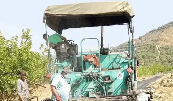 "الأولوية للمناطق المتضررة".. "الأشغال" تعيد تأهيل طرق الجنوب