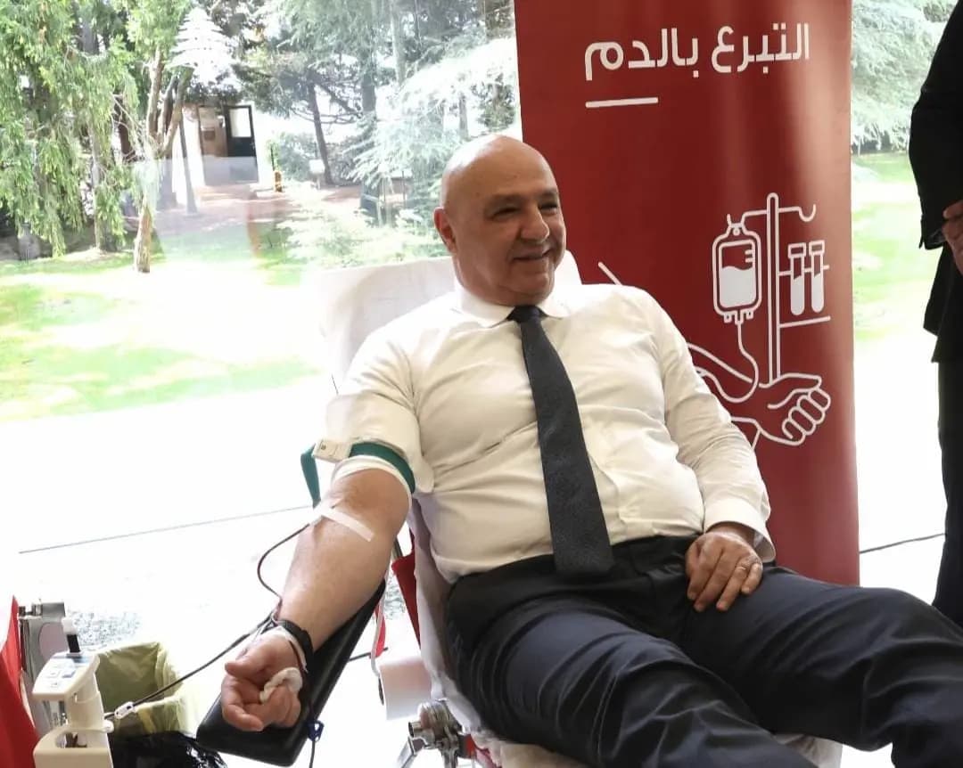 رسالة إنسانية من بعبدا.. عون يتبرّع بالدم