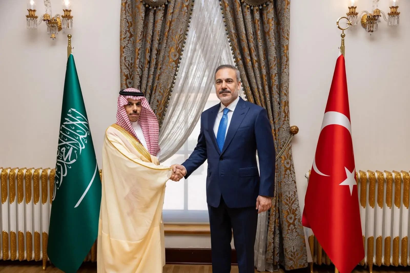 اتصال بين فيدان وبن فرحان لبحث التطورات