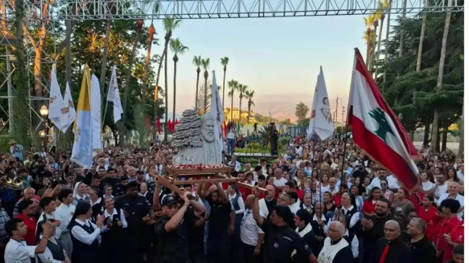 عبرين تستقبل ذخائر الطوباوي الحويك بحشد شعبي مهيب!