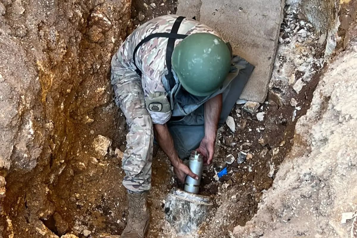 في الجنوب.. تفكيك قنبلتي طيران غير منفجرتين