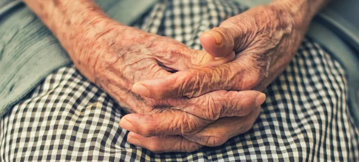 مسنون يقـ.تلون من أفراد أسرهم.. العدد صادم!
