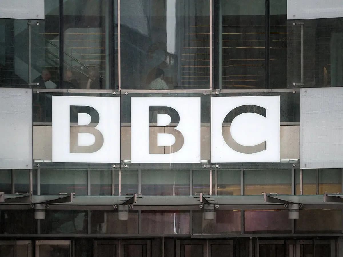 صحيفة «ذا ناشيونال»: شهادة من داخل BBC: المؤسسة تتبنى الرواية الإسرائيلية وتتجنب وصف الإبادة