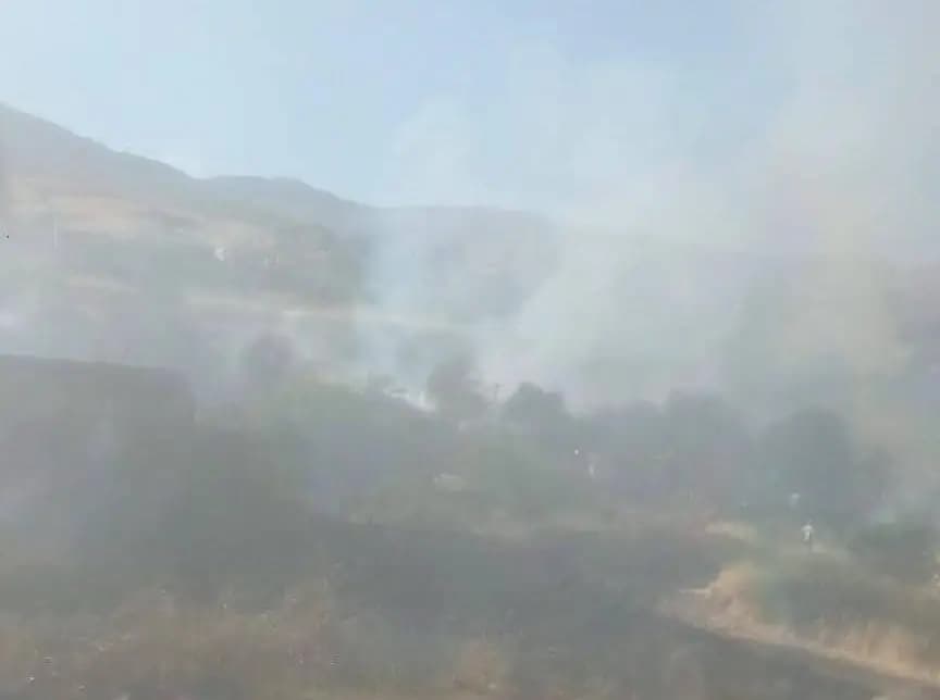 حريق في مرتفعات بوارج.. وصعوبات تواجه فرق الدفاع المدني