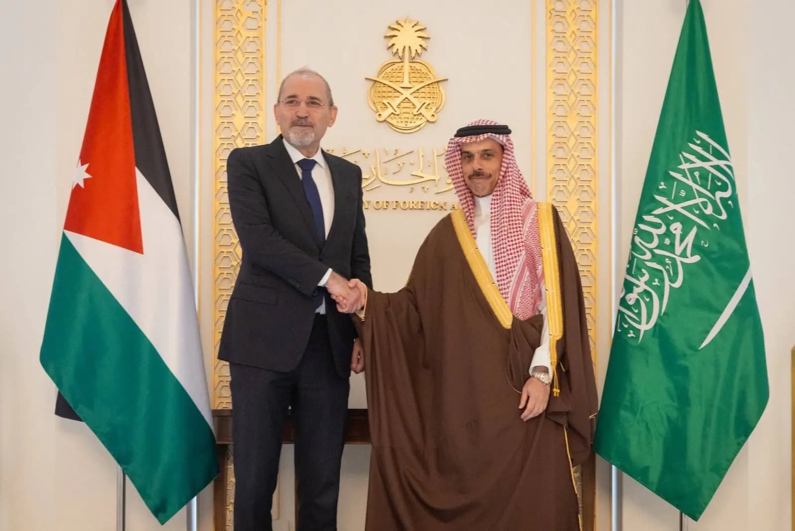 الصفدي وبن فرحان يبحثان أمن المنطقة