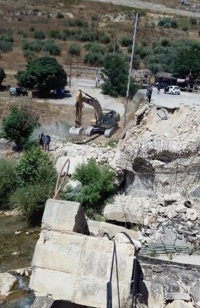 "الأشغال" تتحرك.. إنشاء ممر بديل في قاعقعية الجسر
