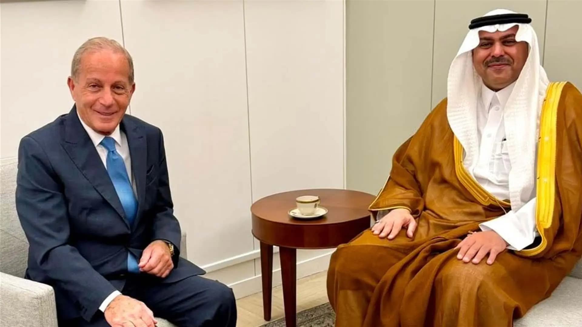 الدوسري وعيسى يبحثان التعاون المشترك